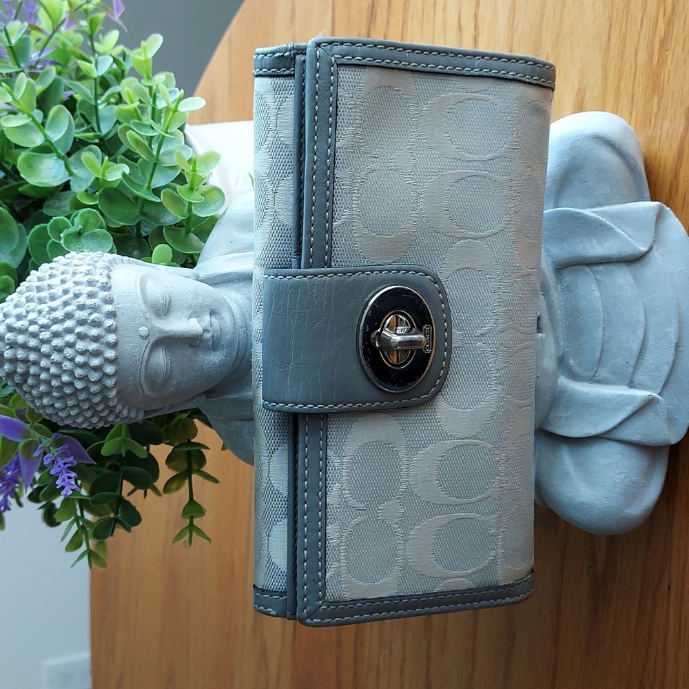 Coach Turnlock Signature C Wallet In Gray